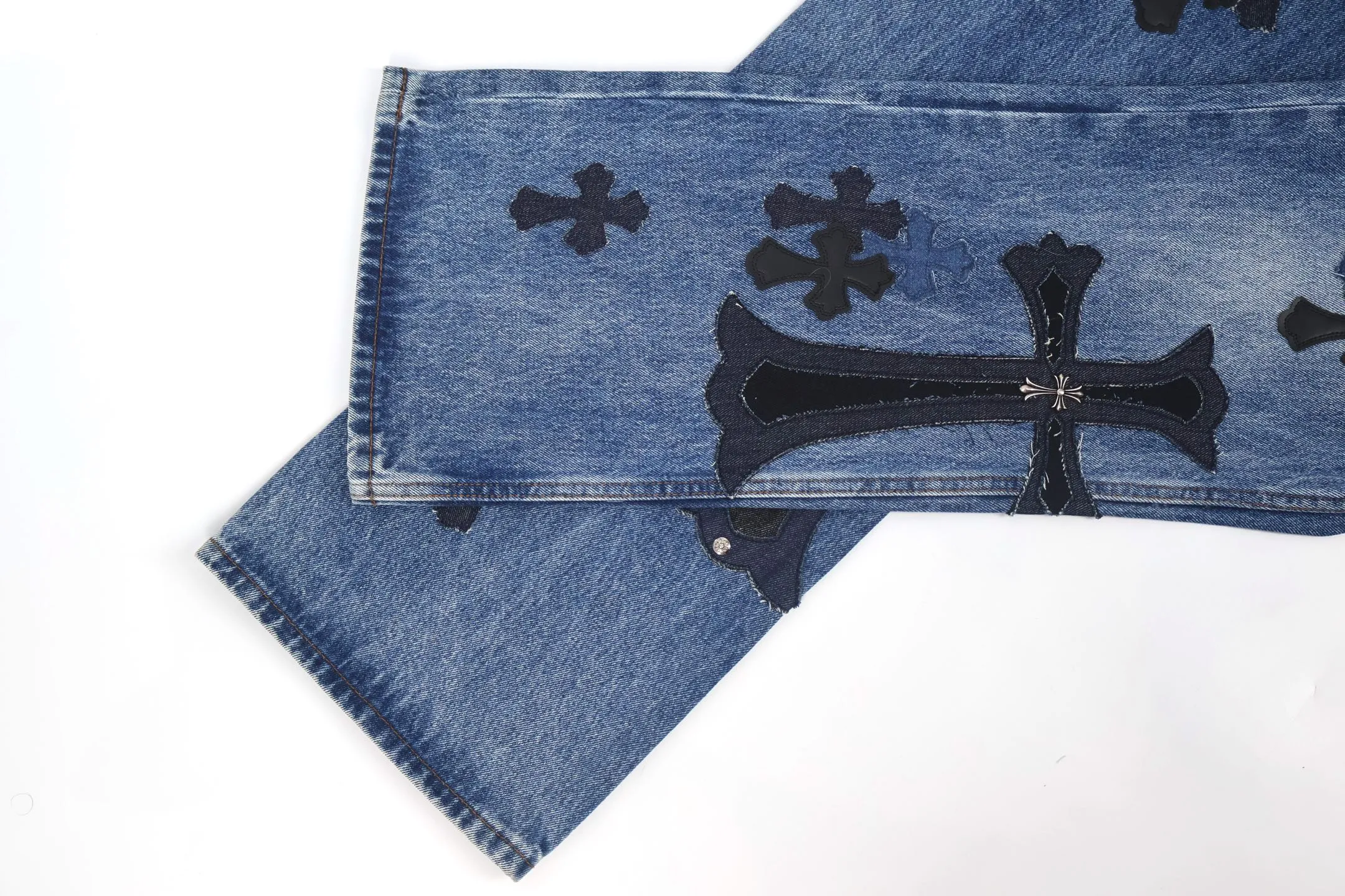 🅿️800 [Exclusive supply] CH Croix Heart Cow King jeans (blue) using genuine levis502 as the base plate, purchased the original version at 5W, heavily washed, frayed and distressed, customized cowhide cross, dyed and fixed to prevent color fading. Fully right-angle fit hand embroidery thread, a total of 5 small silver nails on the whole body, 1 silver medal, 5 Cross Scout flower buttons. The silver content is 85%. It is not made of 925 silver because the silver content is too high and it will easily turn black and oxidize, which affects the appearance. The printing adopts the garment screen water slurry printing process. Size:32/34/36/38